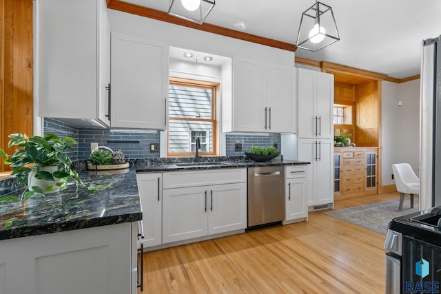 705 E 21st St, Sioux Falls, SD 57105 - kitchen featuring stainless steel appliances, a sink, light wood-style flooring, backsplash, and ornamental molding