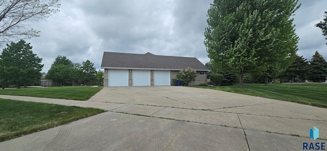 851 Regency Ct, Brookings, SD 57006 - view of front of property with a front yard and concrete driveway