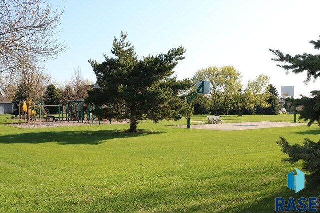 851 Regency Ct, Brookings, SD 57006 - view of property's community with a yard