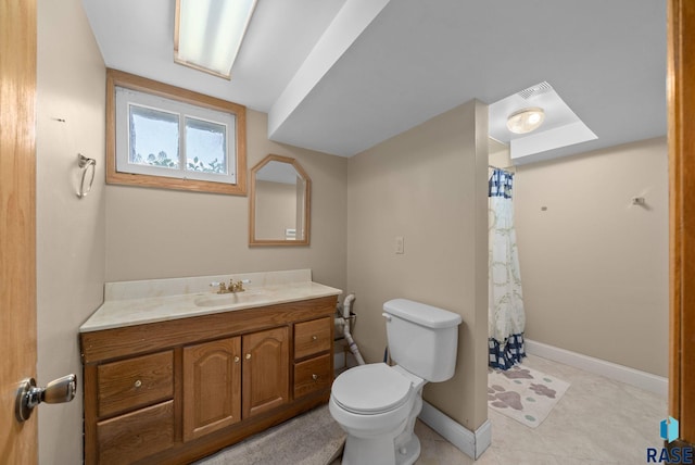full bathroom featuring toilet, vanity, baseboards, and curtained shower