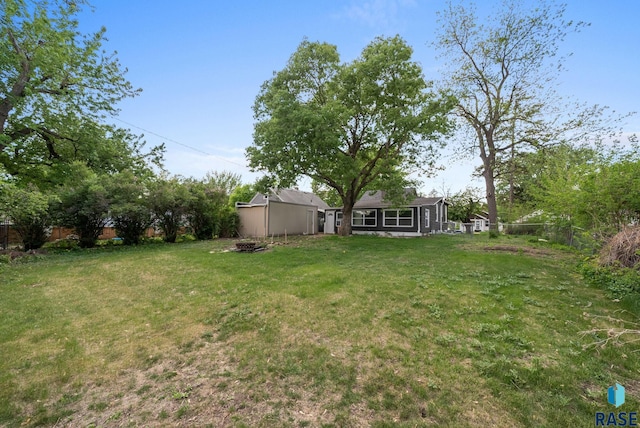 view of yard featuring a fire pit