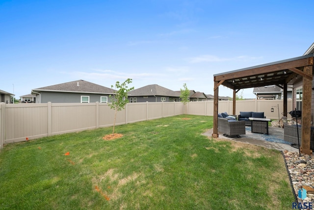 view of yard featuring outdoor lounge area and a patio