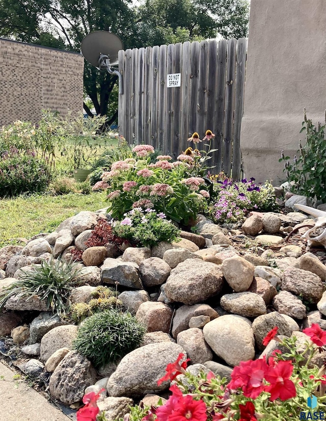 305 S 5th St, Menno, SD 57045 - view of yard featuring fence