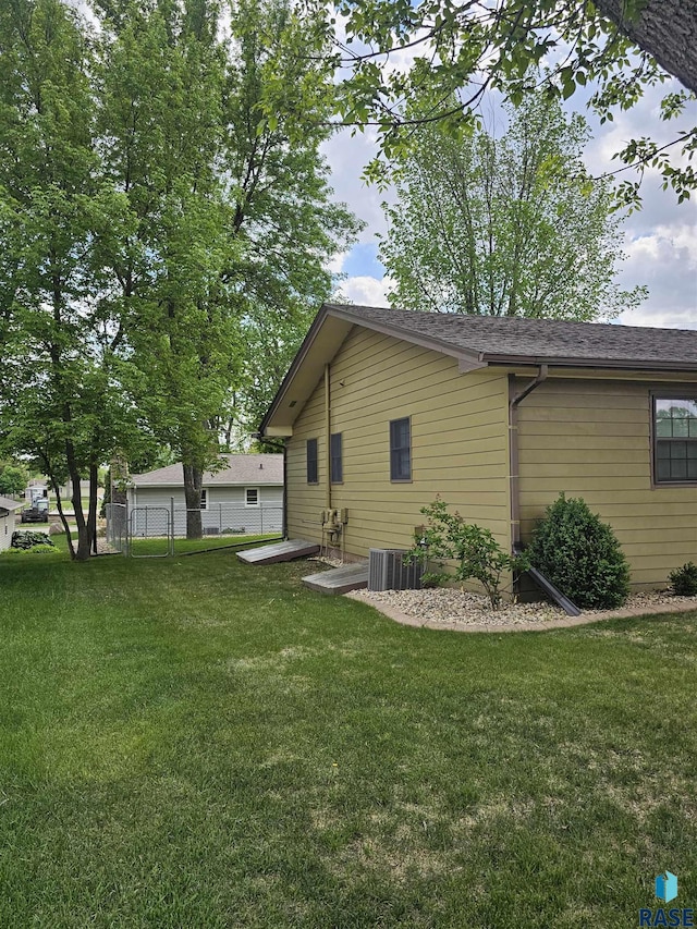 1005 8th Ave, Pipestone, MN 56164 - view of side of home featuring cooling unit