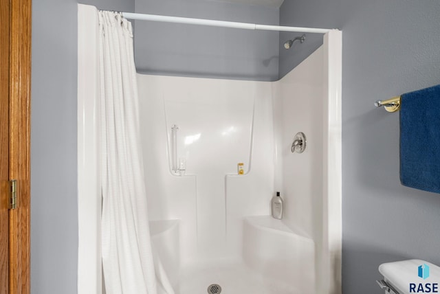 7200 S Hoffman Pl, Sioux Falls, SD 57108 - full bathroom with a shower with shower curtain and toilet