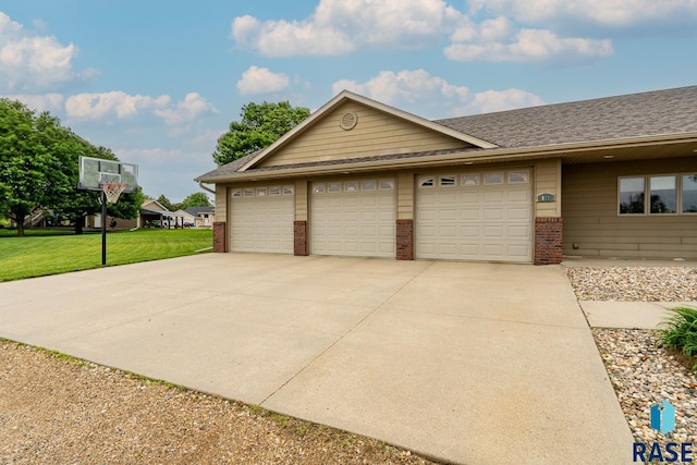 811 Southview Dr, Larchwood, IA 51241 - garage with concrete driveway