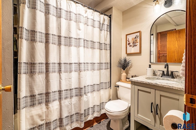full bath with toilet, vanity, and a shower with curtain