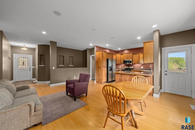 5516 S Tierney Pl, Sioux Falls, SD 57108 - dining room featuring light wood-style flooring, baseboards, and recessed lighting