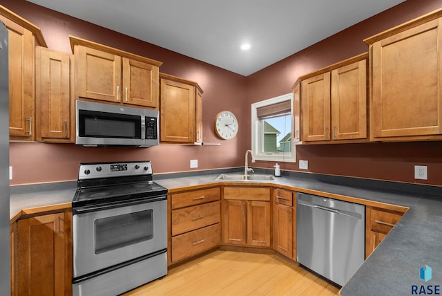 5516 S Tierney Pl, Sioux Falls, SD 57108 - kitchen featuring stainless steel appliances, a sink, light wood finished floors, and recessed lighting