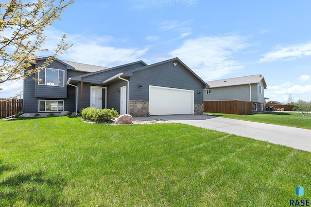 7305 W Jacob Cir, Sioux Falls, SD 57106 - split level home featuring driveway and a garage