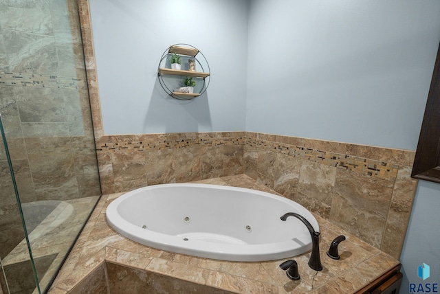 1301 S Hyannis Port Ln, Sioux Falls, SD 57106 - bathroom featuring a whirlpool tub