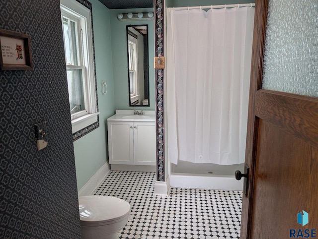 302 E 19th St, Sioux Falls, SD 57105 - full bath with vanity, toilet, curtained shower, and baseboards