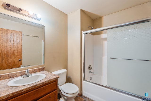 605 N Daisy Ave, Sioux Falls, SD 57107 - full bathroom featuring toilet, vanity, and bath / shower combo with glass door