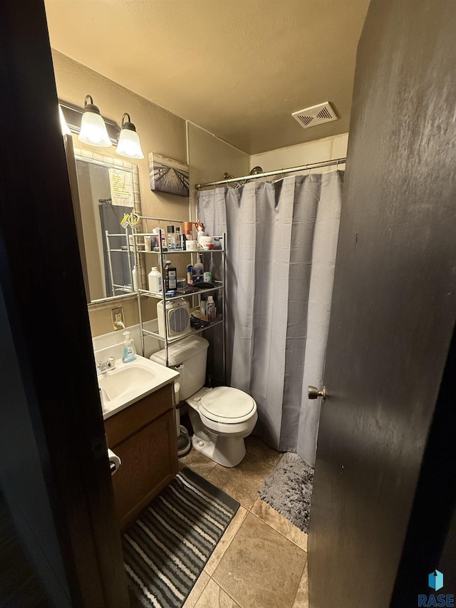 822 S Jessica Ave, Sioux Falls, SD 57103 - full bathroom featuring vanity, toilet, and curtained shower