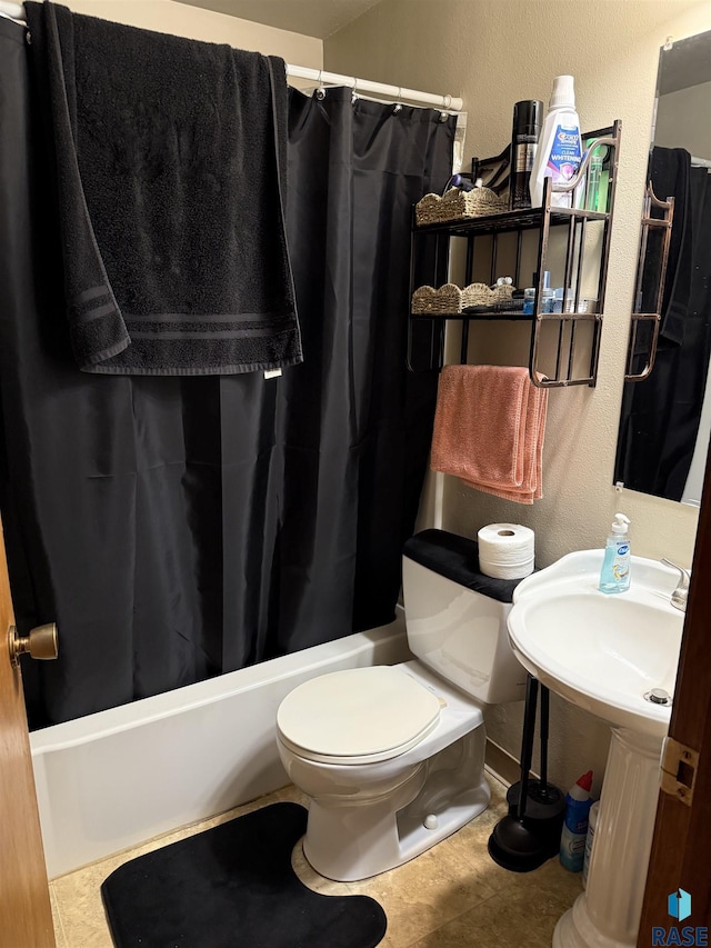 822 S Jessica Ave, Sioux Falls, SD 57103 - full bath featuring toilet, shower / tub combo, and a textured wall