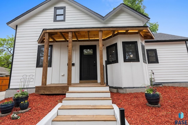 1709 S Duluth Ave, Sioux Falls, SD 57105 - view of front facade with board and batten siding