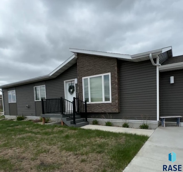 203 Cherry Ln, Chamberlain, SD 57325 - view of front of property with stone siding