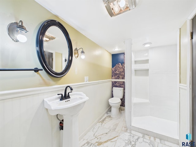 105 S Elm St, Lennox, SD 57039 - full bath featuring toilet, a tile shower, wainscoting, and marble look tiles