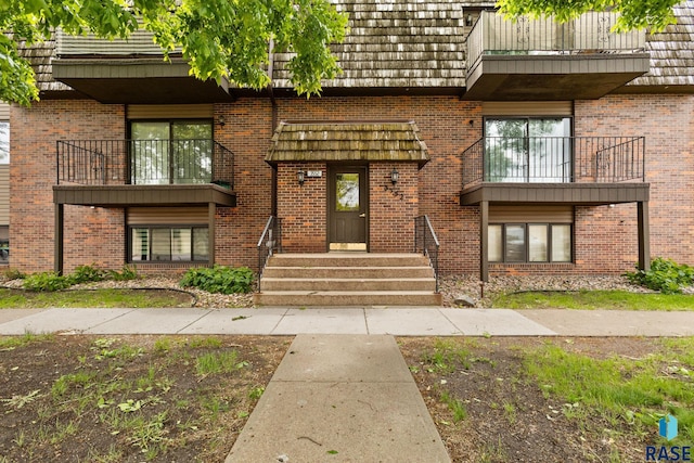 3552 S Gateway Blvd Unit 102, Sioux Falls, SD 57106 - doorway to property featuring a balcony and brick siding