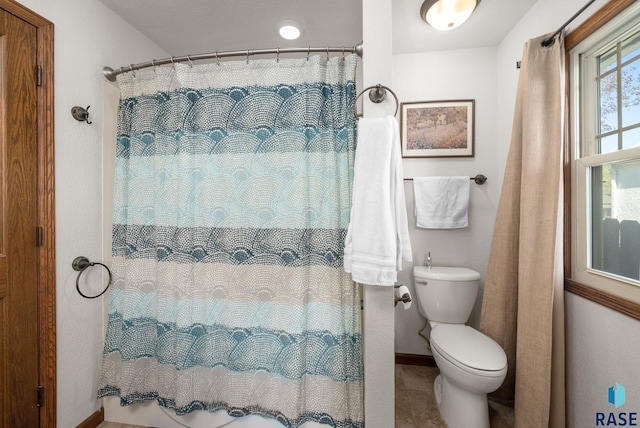 912 N Minnesota Ave, Sioux Falls, SD 57104 - bathroom featuring toilet, a shower with curtain, and baseboards