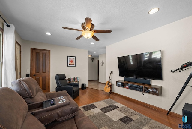 912 N Minnesota Ave, Sioux Falls, SD 57104 - living room featuring ceiling fan, wood finished floors, recessed lighting, and baseboards