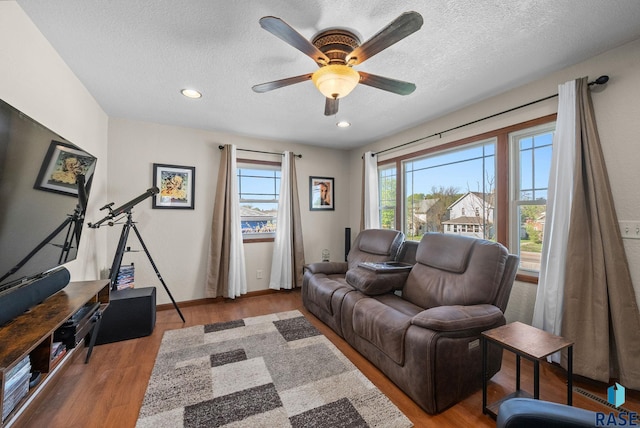 912 N Minnesota Ave, Sioux Falls, SD 57104 - living room featuring a textured ceiling, wood finished floors, a ceiling fan, baseboards, and recessed lighting