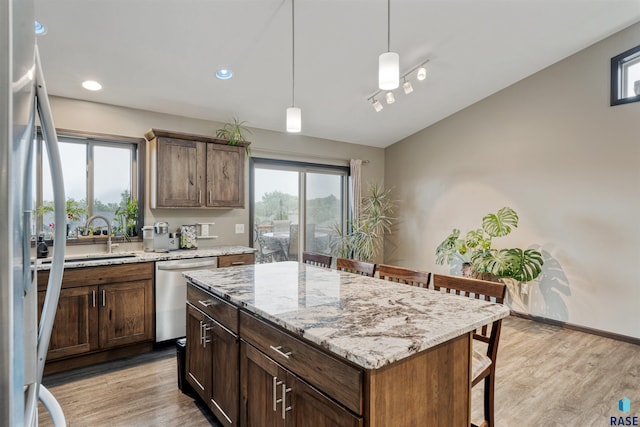 1716 E Tracy Ln, Sioux Falls, SD 57103 - kitchen featuring stainless steel appliances, a sink, light wood-style floors, healthy amount of natural light, and vaulted ceiling