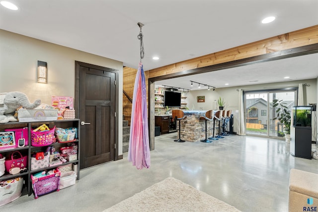 1716 E Tracy Ln, Sioux Falls, SD 57103 - rec room featuring wet bar, finished concrete flooring, and recessed lighting