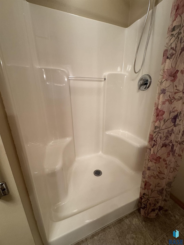 300 W Pipestone Ave, Flandreau, SD 57028 - full bath featuring curtained shower and tile patterned floors