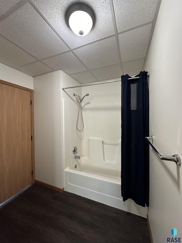 109 E Luverne St Unit 220, Luverne, MN 56156 - full bathroom featuring shower / tub combo with curtain, a drop ceiling, wood finished floors, and baseboards