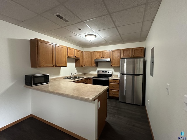 109 E Luverne St Unit 220, Luverne, MN 56156 - kitchen featuring appliances with stainless steel finishes, under cabinet range hood, a sink, baseboards, and a peninsula