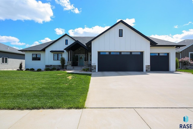 8609 E Fiddlewood Dr, Sioux Falls, SD 57110 - modern farmhouse featuring board and batten siding, an attached garage, driveway, a front yard, and a shingled roof