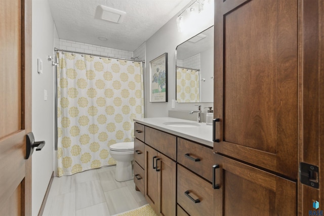 26646 461st Ave, Hartford, SD 57033 - full bath featuring vanity, toilet, a textured ceiling, and a shower with curtain