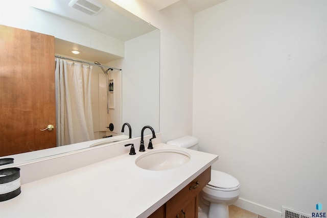 2804 S 1st Ave, Sioux Falls, SD 57105 - full bath featuring toilet, vanity, a shower with shower curtain, and baseboards