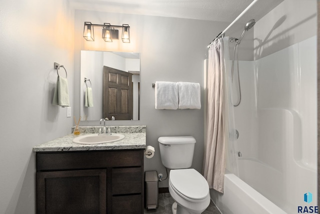 5520 S Seville Pl, Sioux Falls, SD 57108 - full bath featuring toilet, vanity, shower / bath combo, and baseboards
