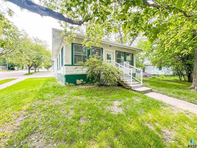 1024 N Summit Ave, Sioux Falls, SD 57104 - view of front facade with a front yard
