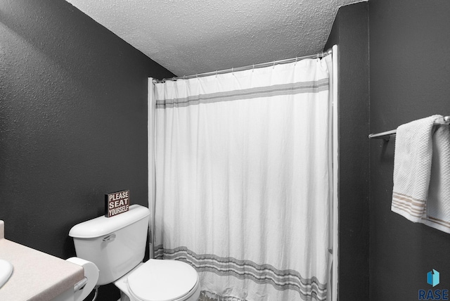 1304 N Tahoe Trl, Sioux Falls, SD 57110 - full bathroom featuring a textured wall, toilet, a textured ceiling, vanity, and a shower with shower curtain
