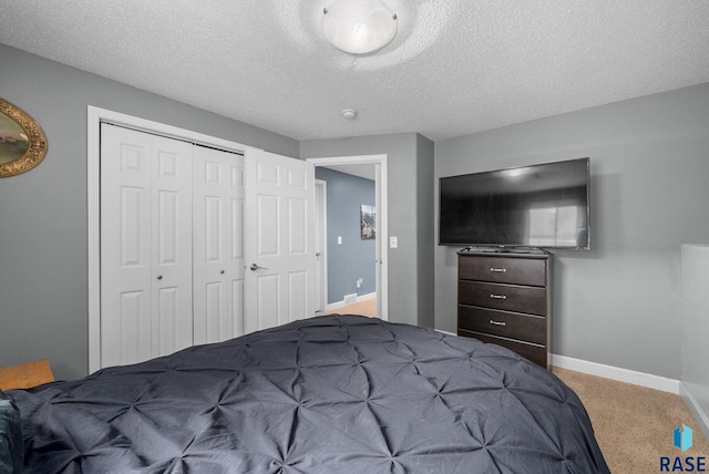 1304 N Tahoe Trl, Sioux Falls, SD 57110 - bedroom featuring baseboards, a closet, a textured ceiling, and carpet floors