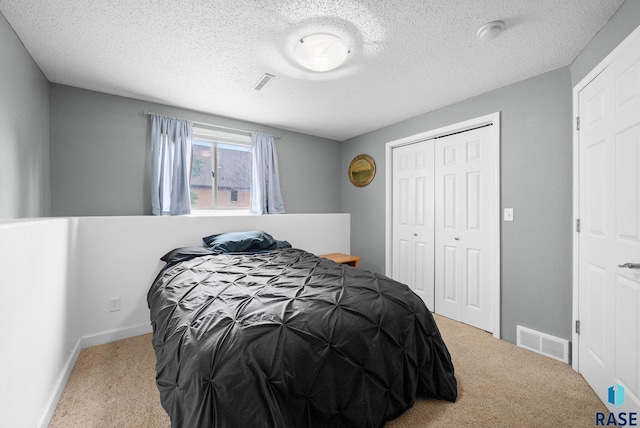 1304 N Tahoe Trl, Sioux Falls, SD 57110 - carpeted bedroom featuring a textured ceiling, a closet, and baseboards
