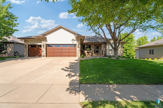 2621 S Rutgers Ave, Sioux Falls, SD 57106 - single story home featuring a garage, a front lawn, driveway, and brick siding