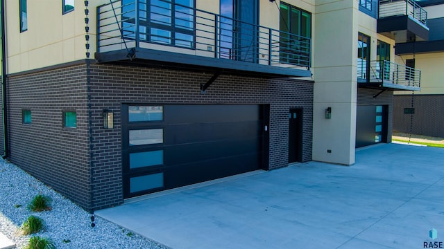 2720 S Oriya Pl, Sioux Falls, SD 57106 - garage featuring driveway