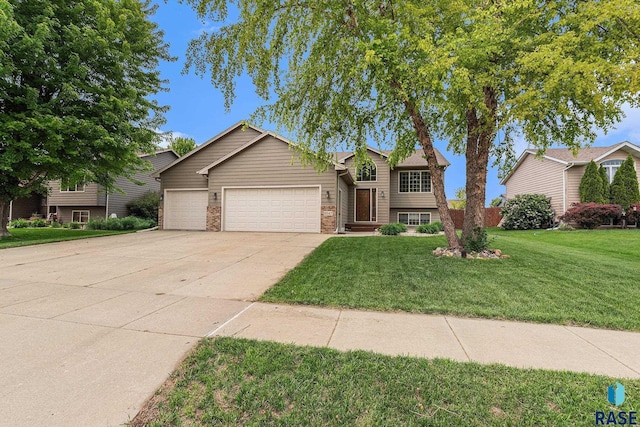5547 S Wexford Ct, Sioux Falls, SD 57106 - tri-level home featuring an attached garage, driveway, and a front lawn
