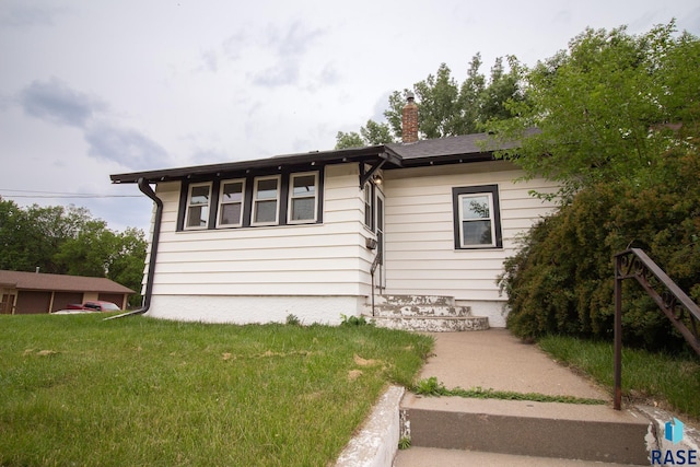 1700 E 7th St, Sioux Falls, SD 57103 - view of front facade with a chimney