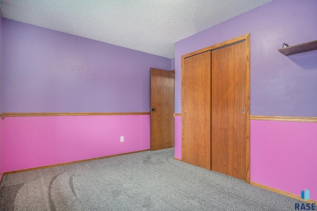 905 S Suburban Dr, Sioux Falls, SD 57110 - unfurnished bedroom with carpet floors, a textured ceiling, and a closet