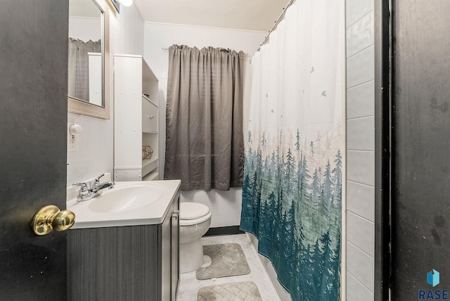 1705 W 10th St, Sioux Falls, SD 57104 - full bathroom featuring toilet, vanity, and a shower with shower curtain
