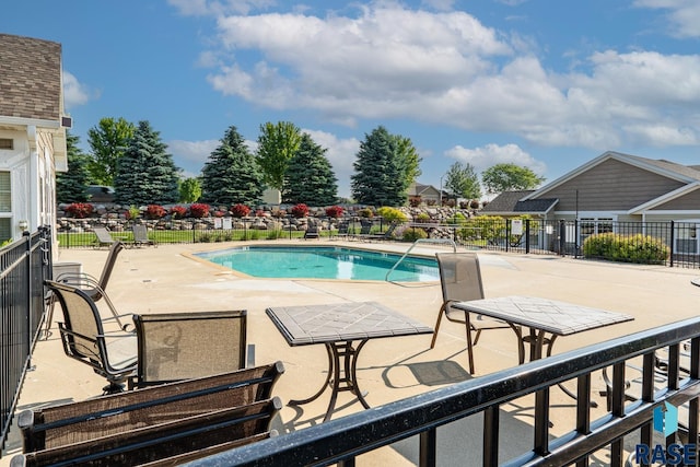 5509 E Eastbridge Pl, Sioux Falls, SD 57110 - community pool with a patio area