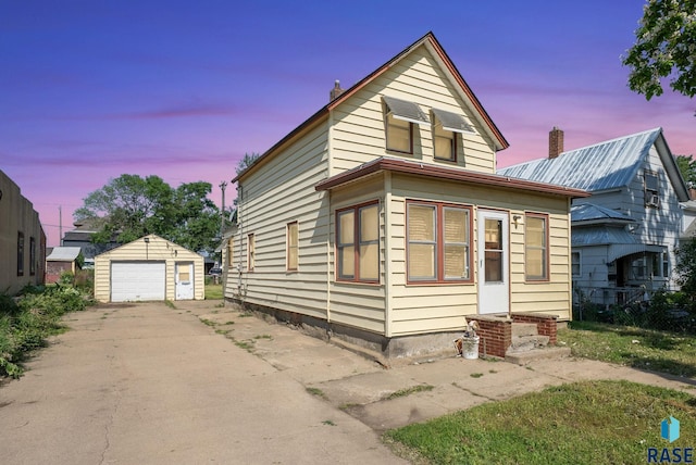 1407 N Main Ave, Sioux Falls, SD 57104 - view of front of property featuring an outdoor structure, a detached garage, and driveway