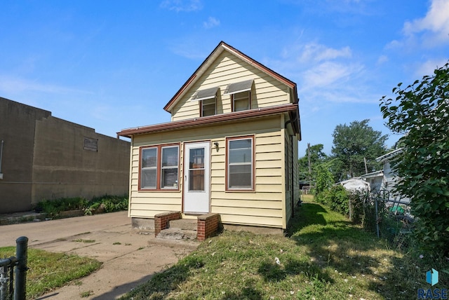 1407 N Main Ave, Sioux Falls, SD 57104 - back of property with entry steps
