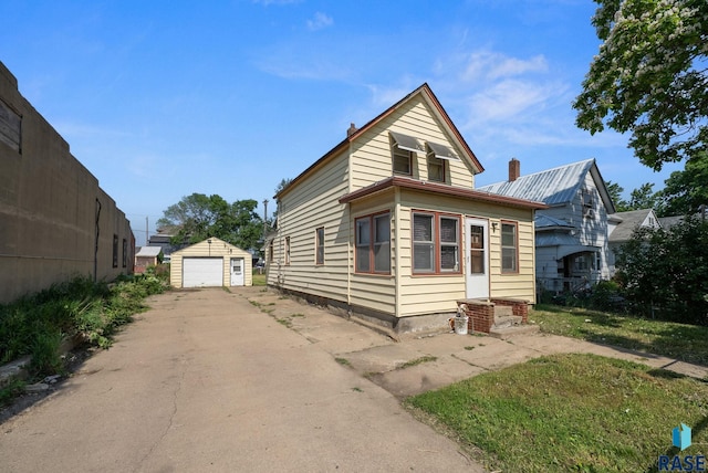 1407 N Main Ave, Sioux Falls, SD 57104 - view of front facade with a detached garage, an outdoor structure, and concrete driveway