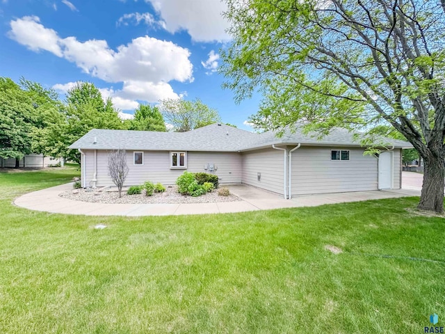 1708 E Ash Grove Cir, Sioux Falls, SD 57108 - rear view of property featuring a lawn and a shingled roof
